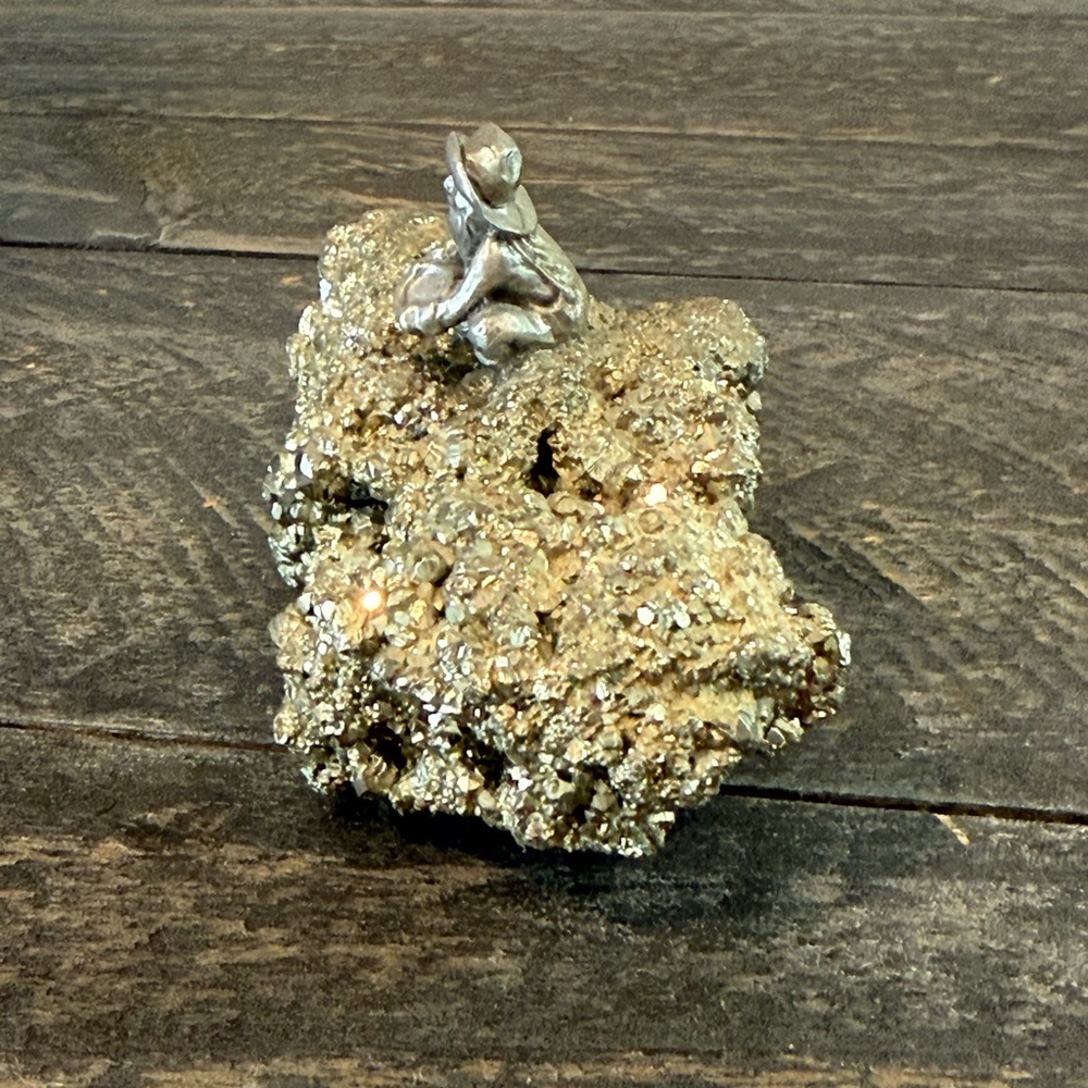 Miniature Unknown Metal Miner Panning for Gold Paper Weight - Picture 4 of 5